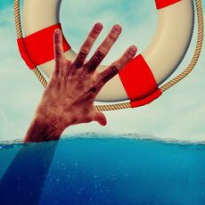 Hand die aus dem Wasser ragt, um nach einem Rettungsring zu greifen.