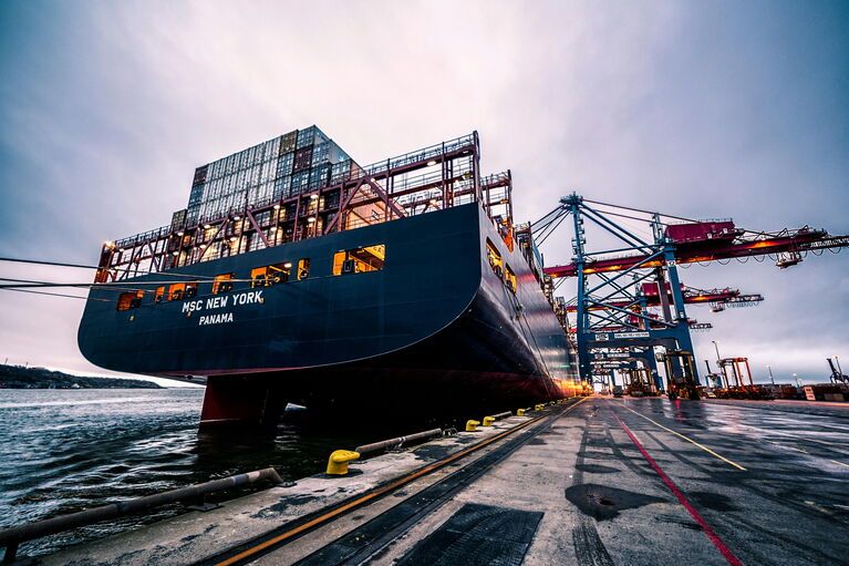 Schiff beim Entladen im Hafen