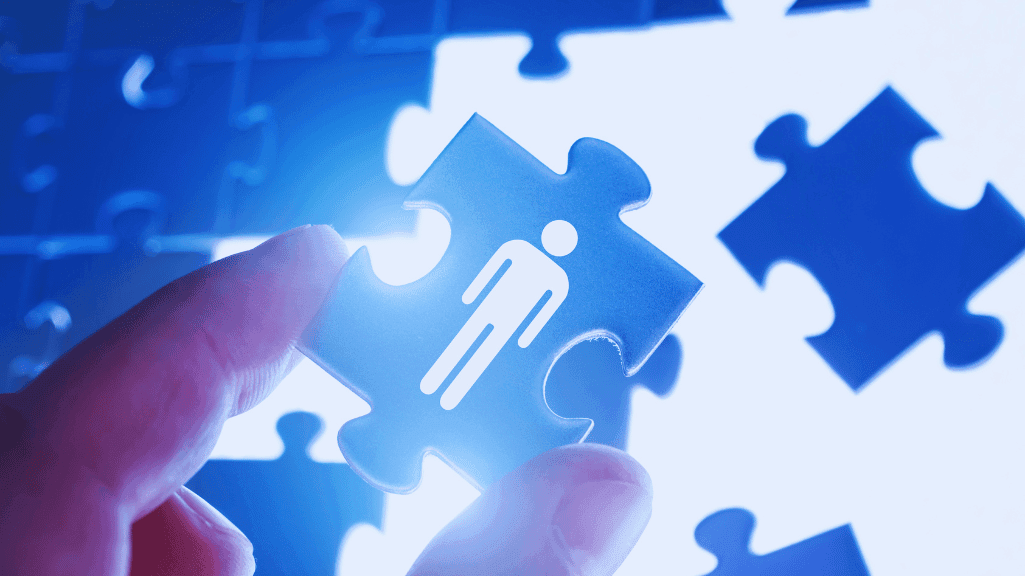 Ein fehlendes Puzzlestück, das einen Mitarbeiter symbolisiert